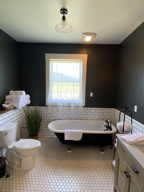 Combined shower/bathtub, hair dryer, towels, soap