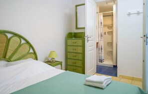 2 bedrooms, bed sheets
