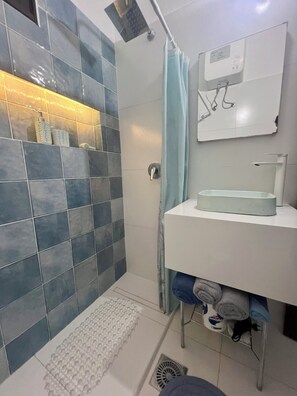 Shower, hair dryer, bidet, towels