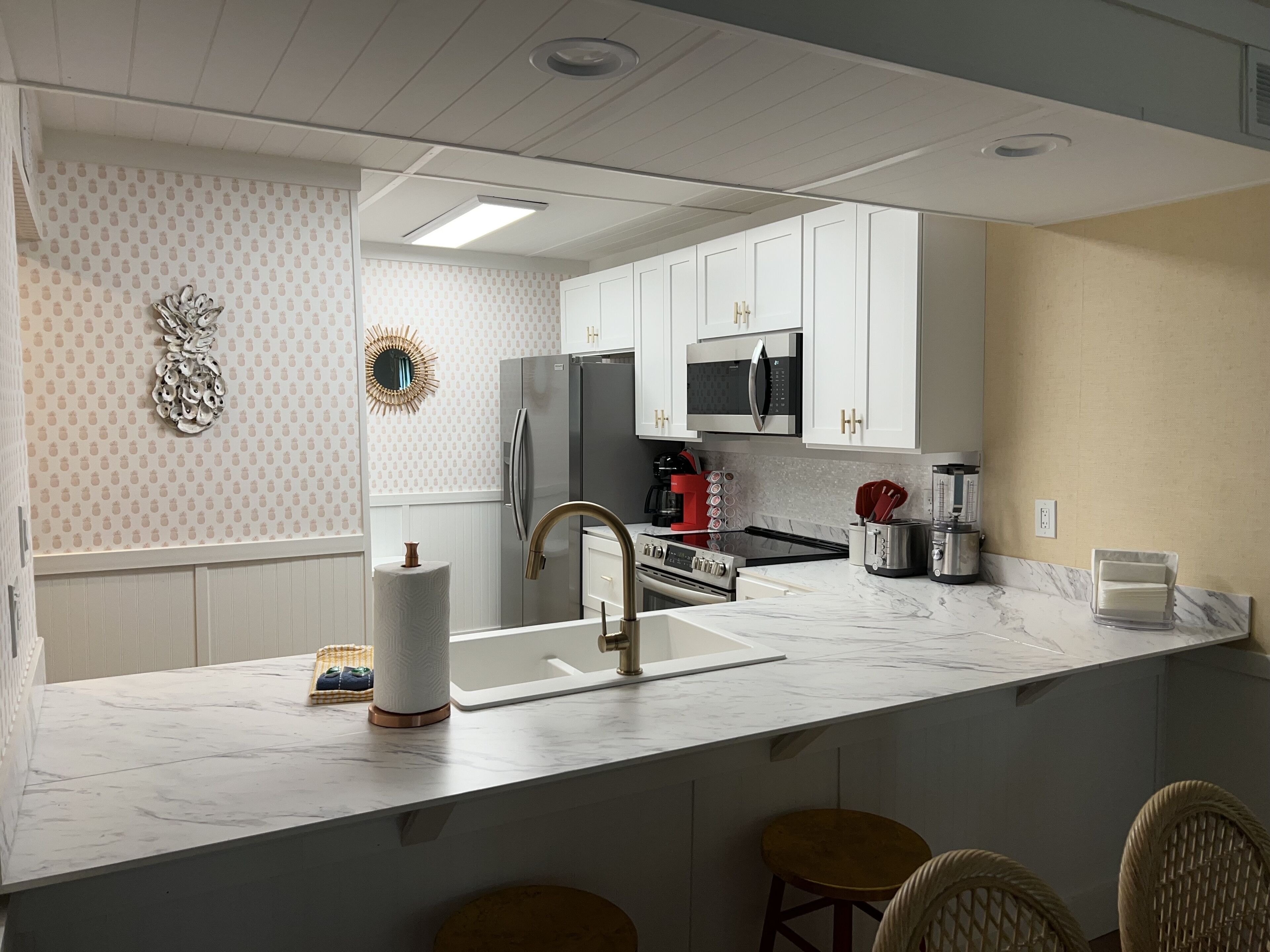 Réfrigérateur, micro-ondes, four, plaque de cuisson