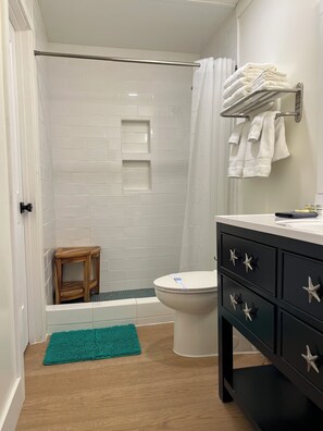 Combined shower/bathtub, hair dryer, towels