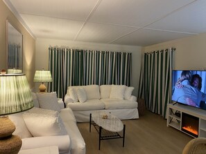 Smart TV, fireplace