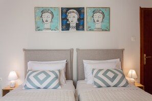 3 bedrooms, premium bedding, down duvets, individually decorated - Nima's Beach Apartment (Chania)