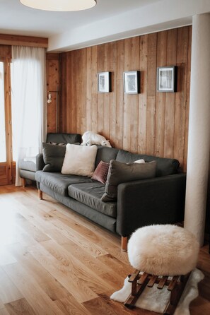 Fernseher, Kamin, Bücher, Stereoanlage