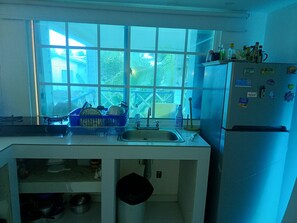 Lavavajillas, cafetera y tetera y comedor 