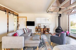 TV, fireplace, table football - JT's Star Catcher Cabin (Yucca Valley)