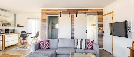 Téléviseur, foyer, table de baby-foot