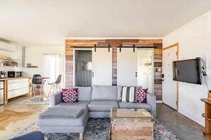 TV, fireplace, table football - JT's Star Catcher Cabin (Yucca Valley)