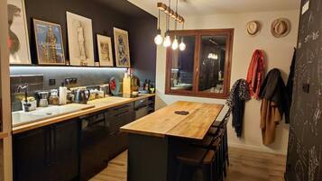 Réfrigérateur, micro-ondes, four, plaque de cuisson