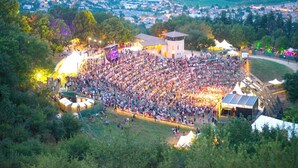 An outdoor event with a large crowd gathered in a semi-circular arrangement. - Cozy attic apartment (Charmes-sur-Rhône)