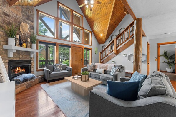 Smart TV, fireplace, Netflix, DVD player - Closest to Indoor & Outdoor Pool + 4 Huge Suites + Stone's throw to SDC (Branson)