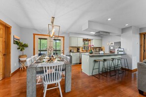 Dining - Closest to Indoor & Outdoor Pool + 4 Huge Suites + Stone's throw to SDC   (Branson)