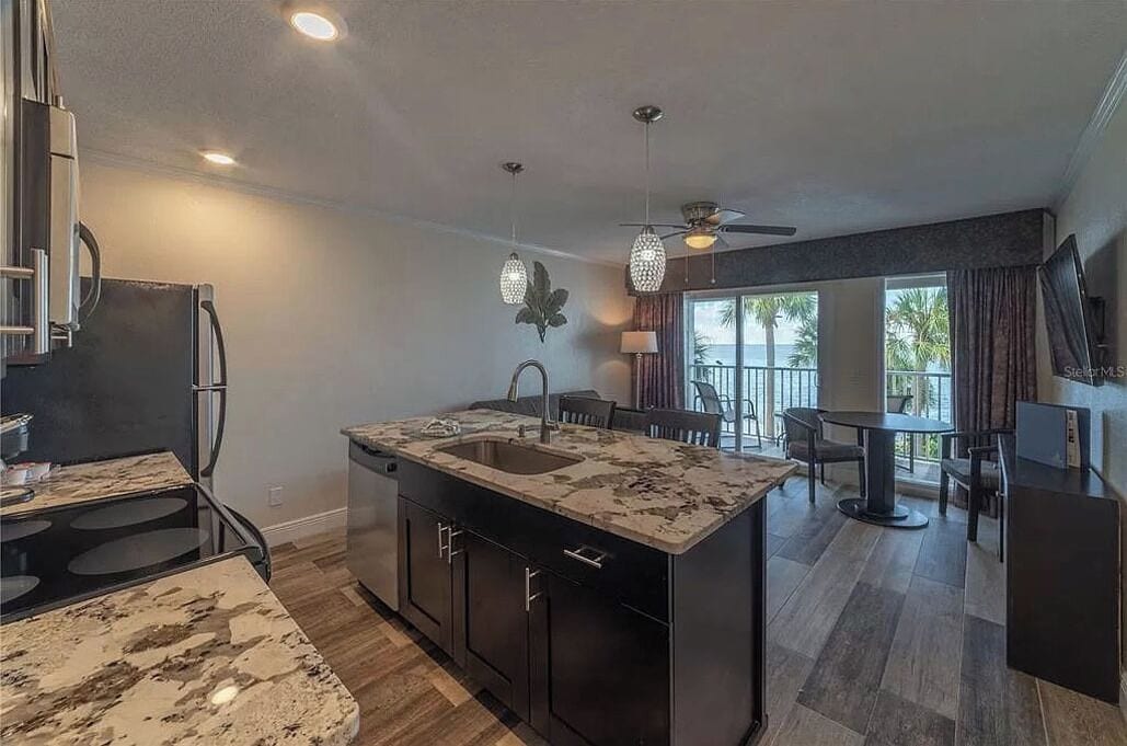 Fridge, microwave, oven, stovetop