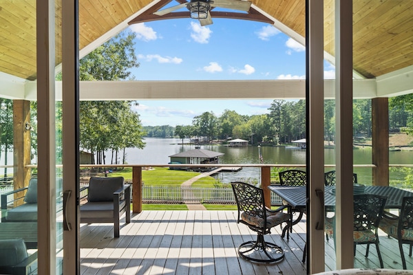 Paradise Pointe - enjoy sunsets, lake views in our beautiful lake home
