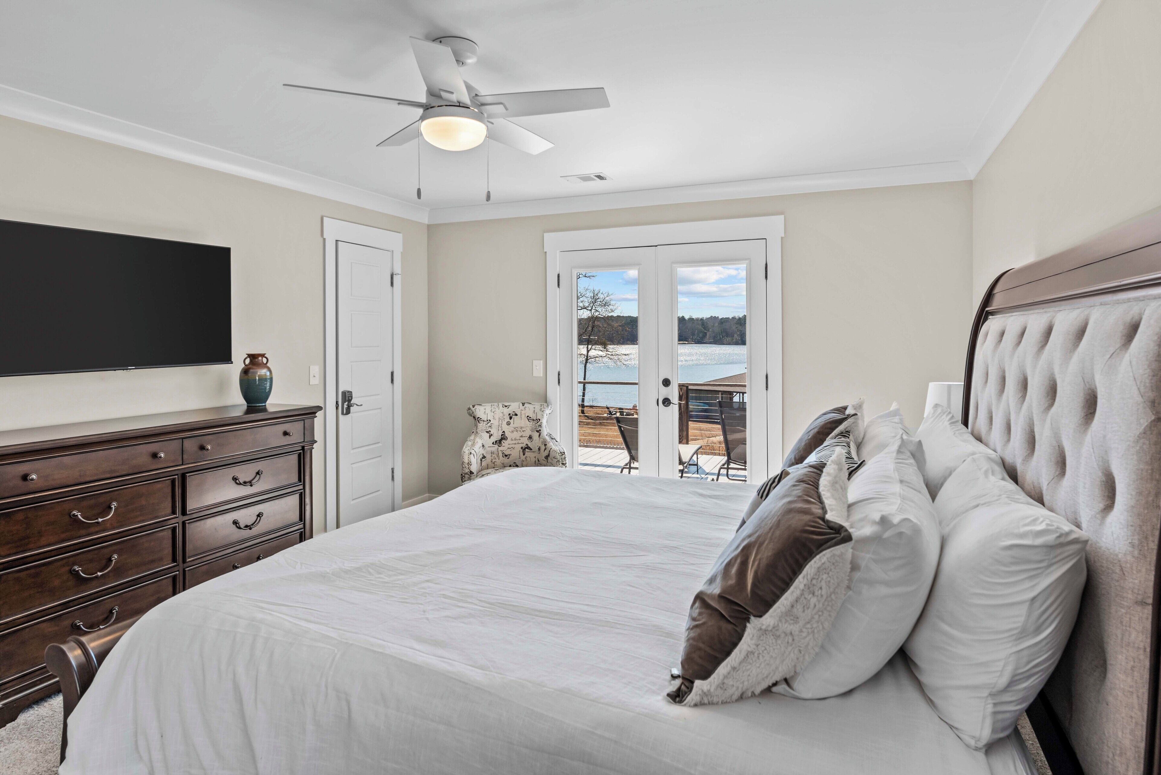 5 habitaciones, escritorio y tabla de planchar con plancha 