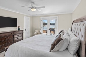 5 soverom, skrivebord, strykejern/-brett og reiseseng for barn