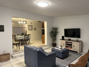 Smart TV, ping pong - Spacious Getaway Home Waiting for You! (Homestead)