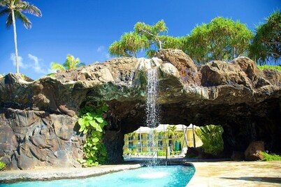 Oceanfront Kauai Beach Resort, 4 Pools, 75 foot Water Slide, Restaurants on site