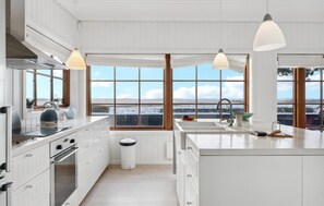 Fridge, stovetop, dishwasher, coffee/tea maker - Gorgeous home in Holbæk with WiFi (Holbæk)