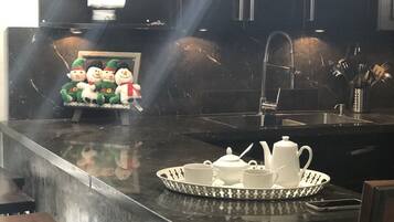 Réfrigérateur, micro-ondes, four, plaque de cuisson