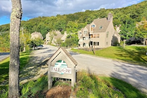 Exterior - Beautiful 3BR/3BA Fall Line Condo with Mountain Views, Hot Tub, Pool, Shuttle. G2A/B (Killington)