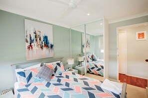 3 bedrooms, iron/ironing board, free WiFi, bed sheets - John's Secret with 3pm checkout (Basin View)