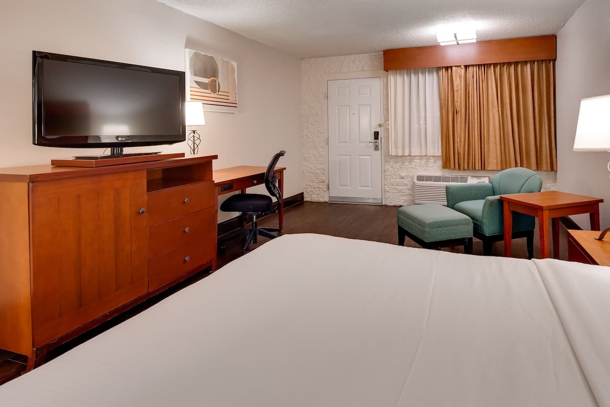 Executive Room | Bathroom | Deep-soaking bathtub, hair dryer, towels, soap