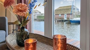 Una habitación con vista a un canal, un bote y un edificio tradicional.