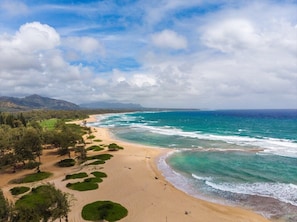 En la playa, camastros y toallas de playa