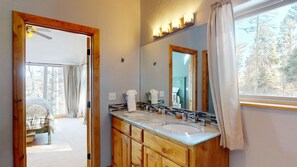 Tina con regadera, tina de hidromasaje, toallas 