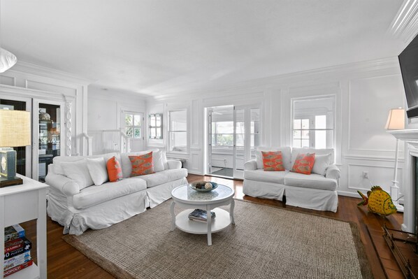 TV connectée, cheminée, livres, imprimantes