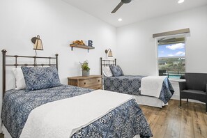 6 bedrooms, free WiFi, bed sheets - Experience Serene Lakeside Living at Heavenly Views of Hell's Gate! BRAND NEW (strawn)
