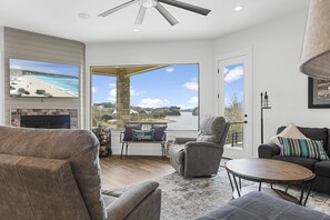 TV connectée, cheminée, chaîne hi-fi