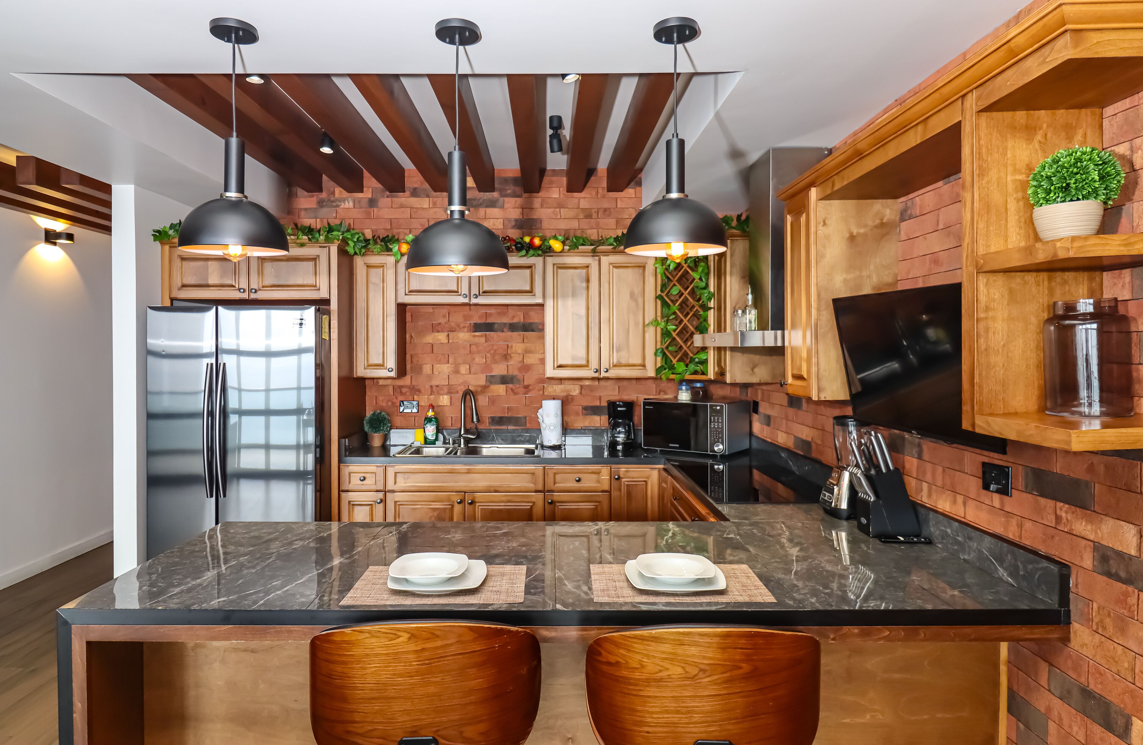 Réfrigérateur, four à micro-ondes, un four, surface de cuisson