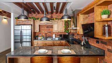 Réfrigérateur, four à micro-ondes, un four, surface de cuisson