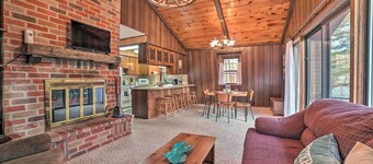 < 3 Mi to Higgins Lake: Roscommon Cabin w/ Deck
