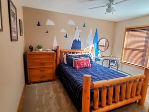 5 bedrooms, iron/ironing board, free WiFi, bed sheets