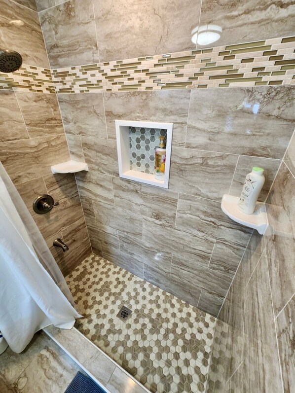 Dusche, Haartrockner, Handtücher, Seife