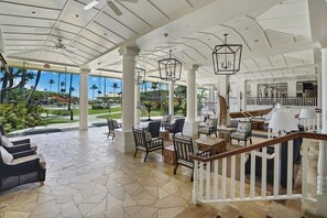 Interior - Beachfront 4 Star Resort, Oceanview Room, Restaurants on site, 4 Beautiful Pools (Lihue)