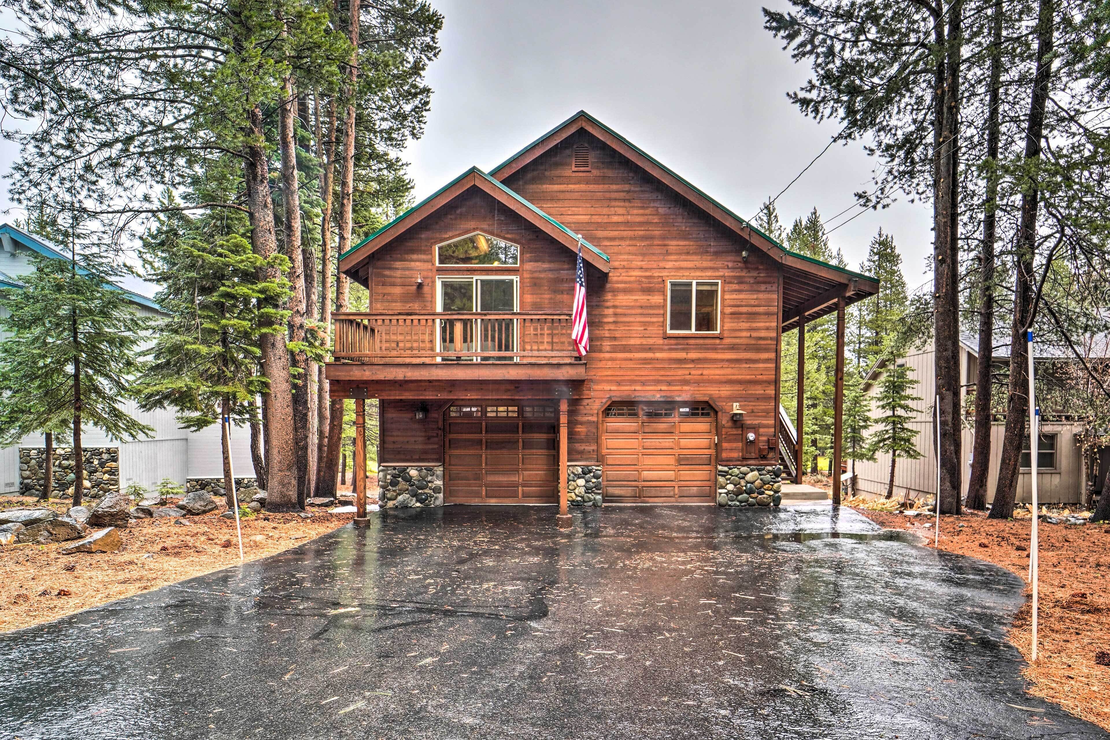 Luxe Truckee Cabin w/ Golf Course View & Deck