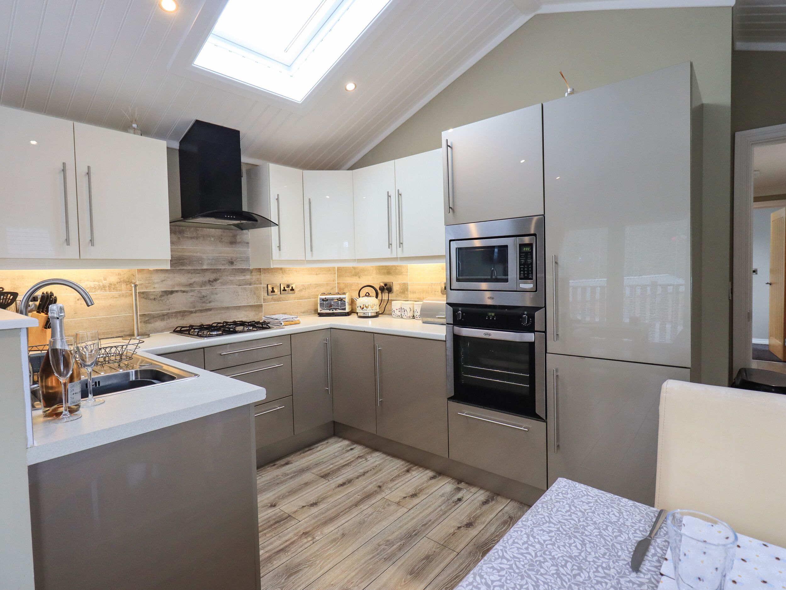 Småhus | Eget kjøkken | Kjøleskap og kjøkkenutstyr