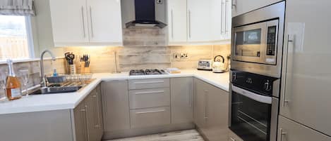 Cottage | Private kitchen | Fridge, cookware/dishes/utensils