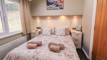 Cottage | 2 bedrooms, individually decorated, individually furnished, free WiFi