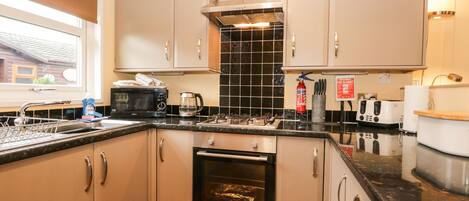 Cottage | Cucina privata | Frigorifero, seggiolone, pentole/stoviglie/utensili