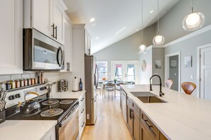 Réfrigérateur, micro-ondes, plaque de cuisson, lave-vaisselle