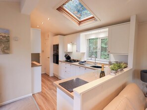 Cottage | Private kitchen | Fridge, dishwasher, cookware/dishes/utensils