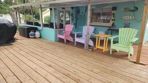 Terrace/patio - Tiki Tropical Retreat - directly on the clear Weeki Wachee River (not a canal) (Spring Hill)