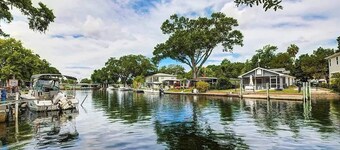 Tiki Tropical Retreat - directly on the clear Weeki Wachee River (not a canal)