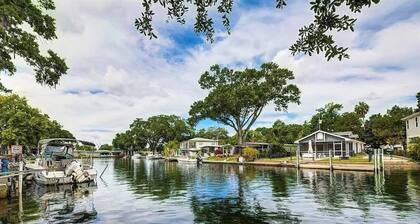 Tiki Tropical Retreat - directly on the clear Weeki Wachee River (not a canal)