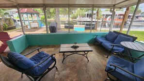 Outdoor dining - Tiki Tropical Retreat - directly on the clear Weeki Wachee River (not a canal) (Spring Hill)